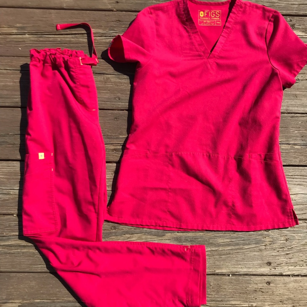 Figs candy apple yellow label scrub set